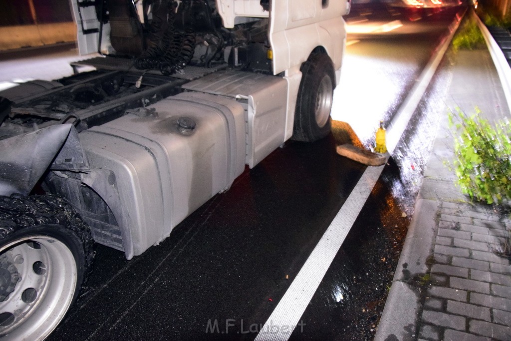 LKW Verfolgung A 3 Rich Oberhausen gestellt mit Nagelbrett Hoehe AS Koeln Dellbrueck P22.JPG - Miklos Laubert